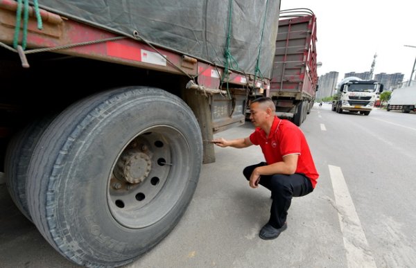 金鼎配资 机动车环境监管将优化，试行货车差异化定期排放检验制度