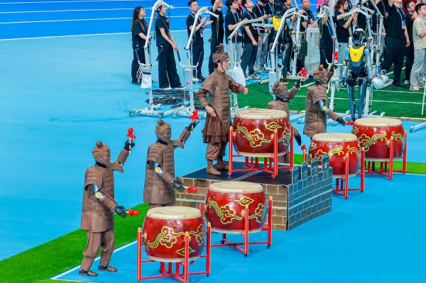 金策略 人机共舞！详解兵马俑机器人如何与北舞师生联合摘金